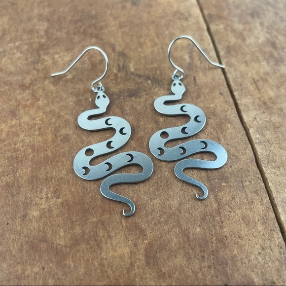 Snake 🐍 cutout charm pendant earrings - Picture 3 of 5